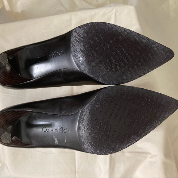 Women's CALVIN KLEIN Leather Low Heeled PUMPS EUC Size 7M - Picture 2 of 4
